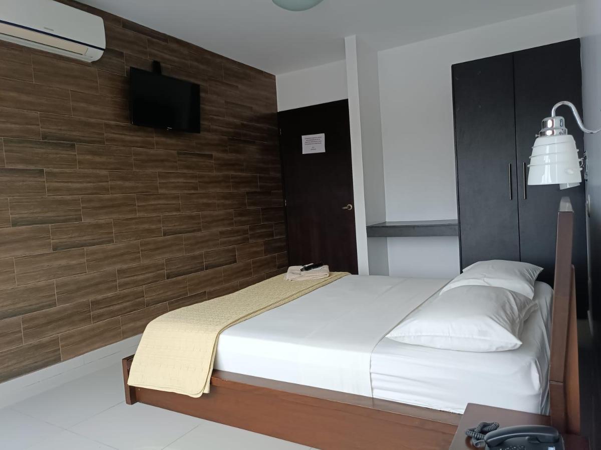 Hotel Quezada Hermanos Santo Domingo de los Colorados Extérieur photo