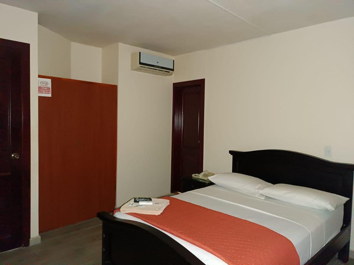 Hotel Quezada Hermanos Santo Domingo de los Colorados Extérieur photo